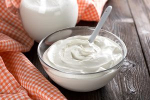 How to make a sour cream with yogurt?